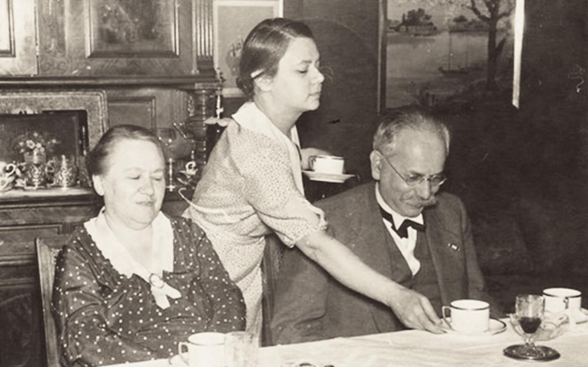 Charlotte Heymann mit ihren Eltern Martha und Bruno Heymann 