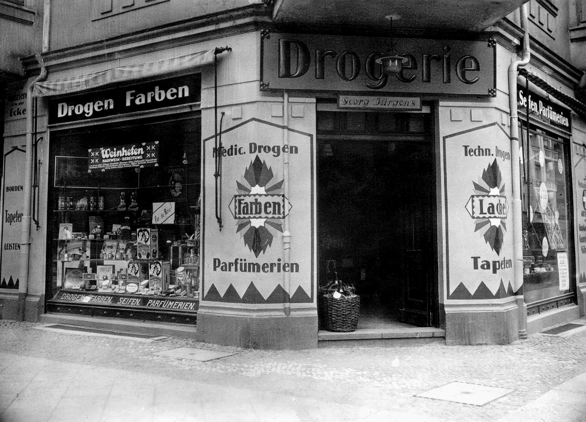 Aufnahme der Apotheke an der Ecke Jablonskistraße/Winsstraße, erste Hälfte des 20. Jahrhunderts. 